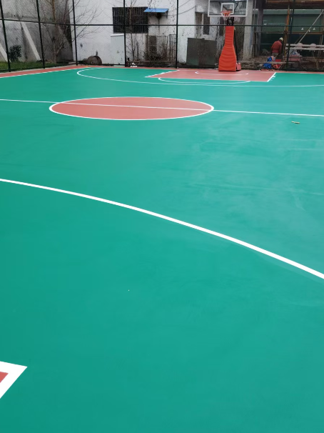 中和镇 球场长期使用易出现地面开裂